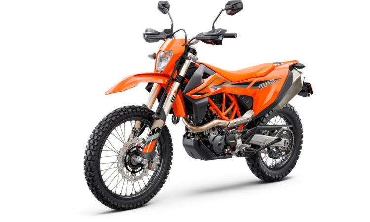 478987_690 ENDURO R MY23_US Front-Left_USA