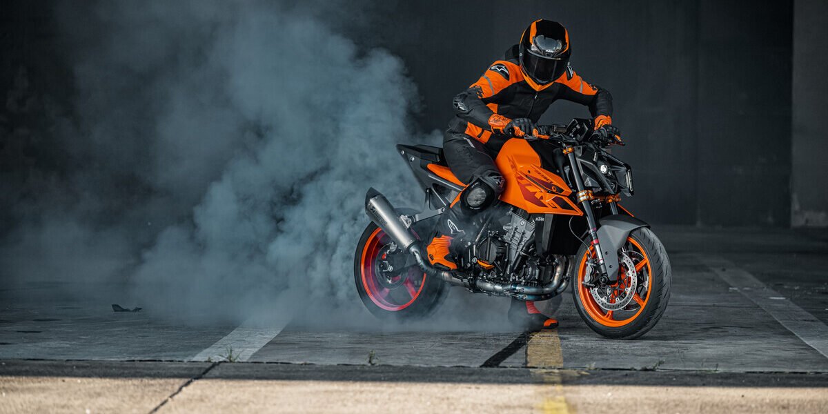 554177_MY24 KTM 990 DUKE_Action _Action_ACTION_01_ACTION