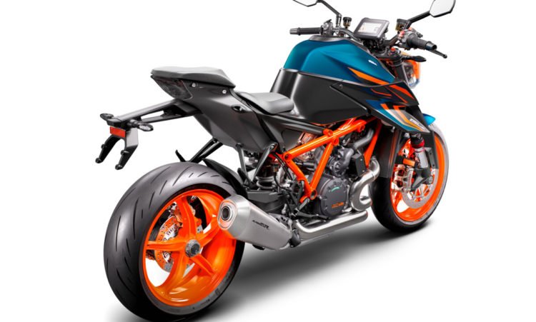 415761_MY22 KTM 1290 SUPER DUKE R _45_ right rear_EU_ Global