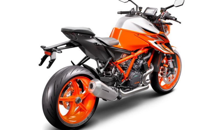 415775_MY22 KTM 1290 SUPER DUKE R _45_ right rear_EU_ Global