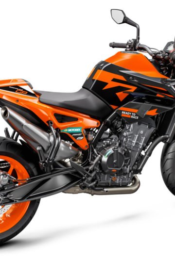 424727_MY22 890 DUKE GP ORANGE _45_ Rear-Right_EU_ Global