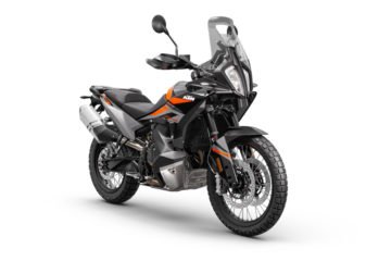 457279_890 ADVENTURE Black MY23 Front-Right_01 LAUNCH KTM PICTURES_VIDEO_EU_ Global