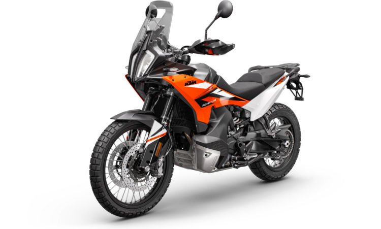 457298_890 ADVENTURE Orange MY23 Front-Left_01 LAUNCH KTM PICTURES_VIDEO_EU_ Global