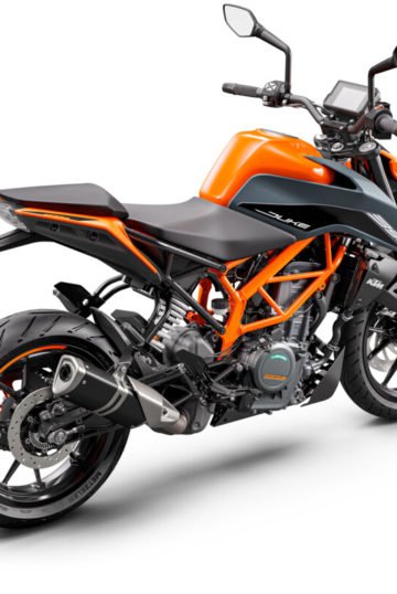 463845_MY23 KTM 390 DUKE_ 45 Degree right rear - INDIA CTG _LIQUID METAL_INDIA