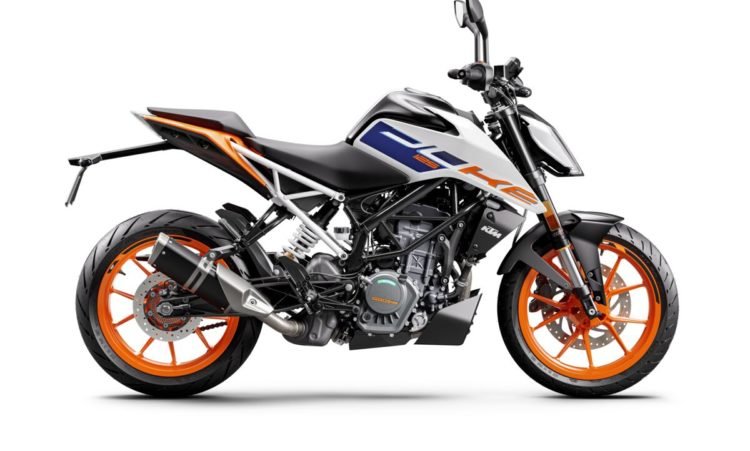 485657_MY23 KTM 125 DUKE EU_Global 90 Degrees right_EU_ Global