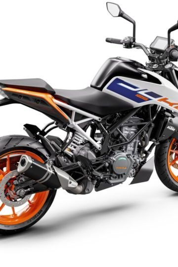 485660_MY23 KTM 125 DUKE EU_Global 45 Degrees Rear-Right_EU_ Global