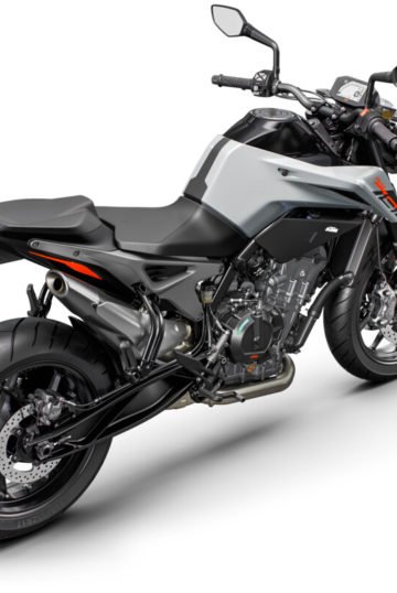 486202_MY22 KTM 790 DUKE - EU _45_ right rear_EU_ Global