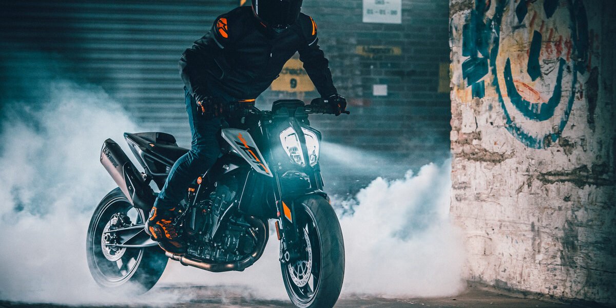462224_MY23 KTM 790 DUKE_ Action_EU_ Global