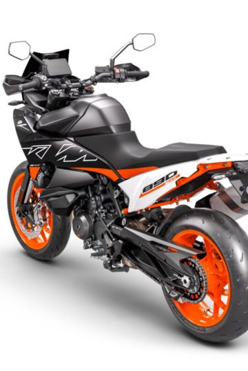 509834_MY23 KTM 890 SMT_ 45 Degrees Left-Rear_Studio