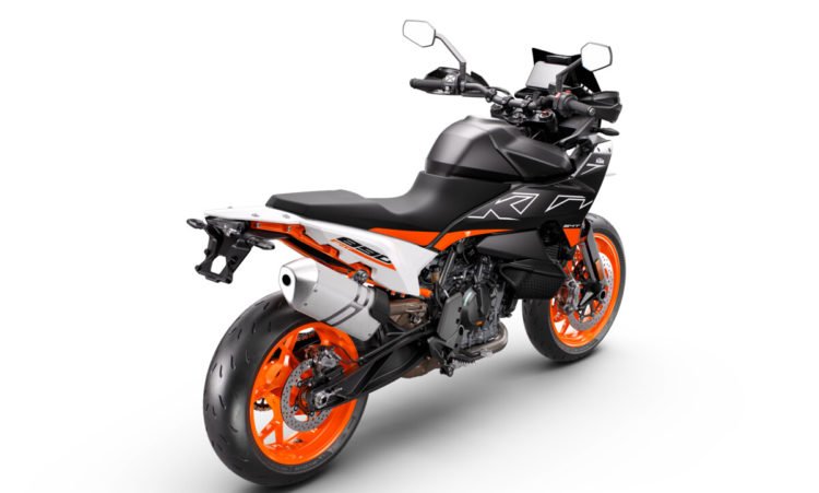 509835_MY23 KTM 890 SMT_ 45 Degrees Right-Rear_Studio
