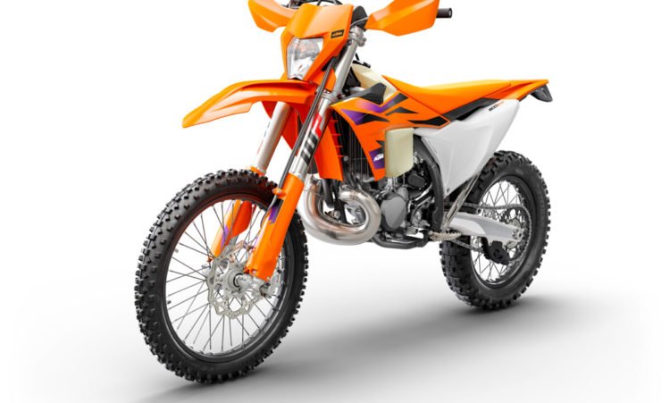 520582_MY24_KTM-300-EXC_EU_Front-Left_EUROPE GLOBAL