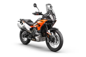 457299_890 ADVENTURE Orange MY23 Front-Right_01 LAUNCH KTM PICTURES_VIDEO_EU_ Global