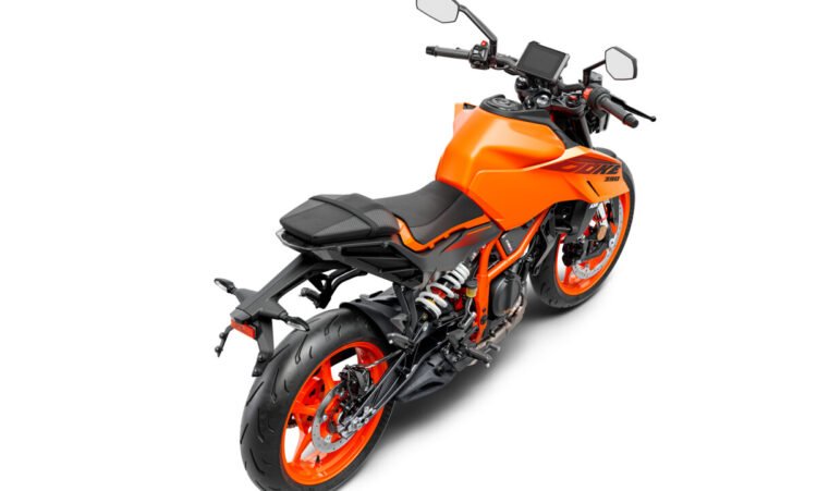 560531_MY24 KTM 390 DUKE_Orange_EU_Right-Above_Studio_GLOBAL_EUROPE_03_STUDIO