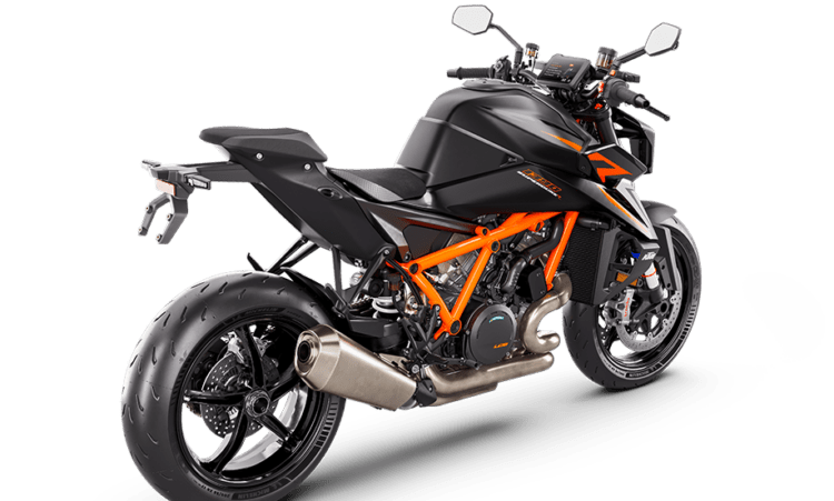 PHO_BIKE_PERS_REHI_MY24-KTM-1390-SUPER-DUKE-R-EVO-BLACK-EU-90-Rear-Right-Studio_#SALL_#AEPI_#V1
