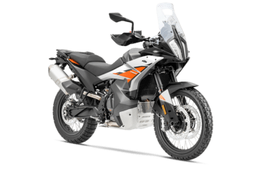 PHO_BIKE_PERS_REVO_MY25-KTM-790-ADV-WHITE-RIGHT-FRONT_#SALL_#AEPI_#V1