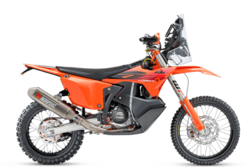 PHO_BIKE_90_RE_MY27-KTM-450-rally-replica-right-side-studio-view_#SALL_#AEPI_#V1