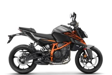 PHO_BIKE_90_RE_KTM-naked-390-duke-black-right-side-studio-pmw-logo_#SALL_#AEPI_#V1